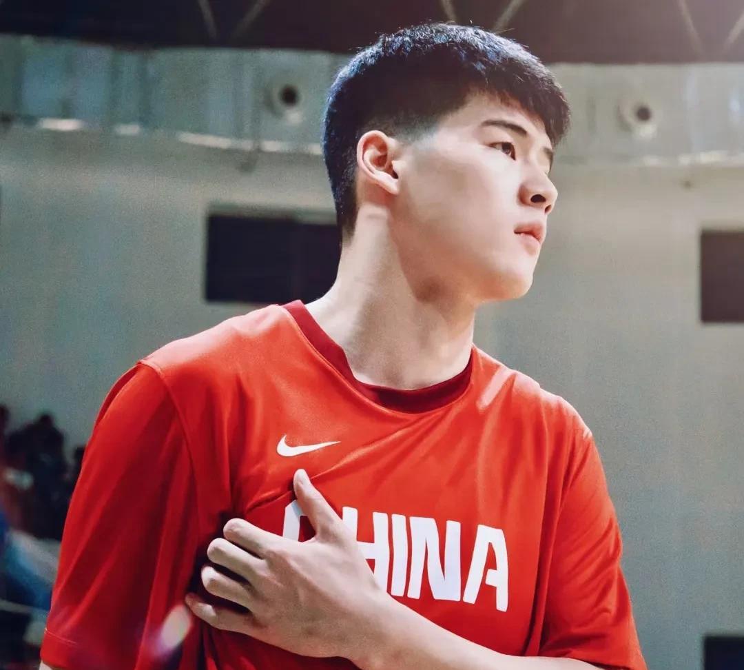 广东宏远青训真要好好反思一下！曲绍斌的四位青训球员中，唯有从校园篮球走出来的陈家
