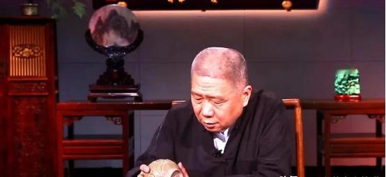 1979年，四川一男子挖茅坑，挖出一只宋代金碗，就在伸手去捡起来的时候，突然听到