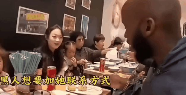 近日，有网友曝光一则视频：在一家火锅店里一名年轻藐美的女子带着小孩和自己婆婆在火