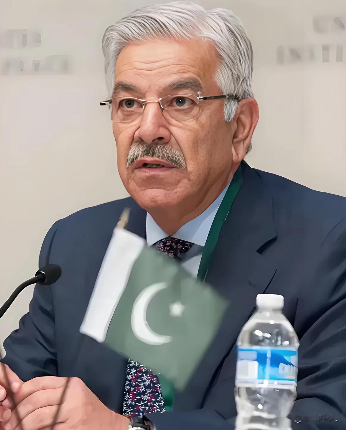 巴基斯坦国防部长阿西夫向全国发表电视讲话，强调所有阿富汗人都必须离境，不论其证件