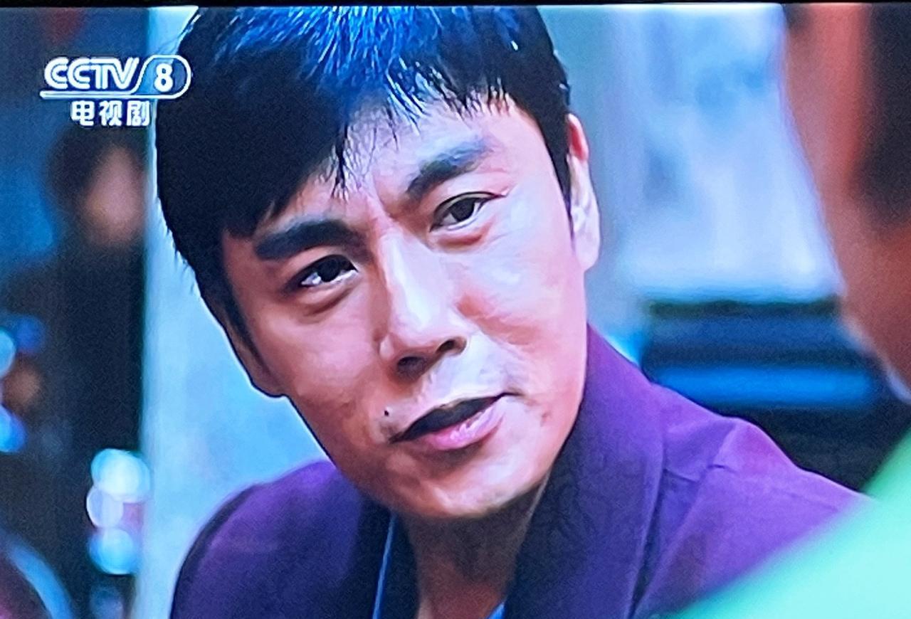 差点就被秦昊骗了《扫毒风暴》中的卢少骅扮演者是秦昊，我刚开始看这部剧，以为他是缉