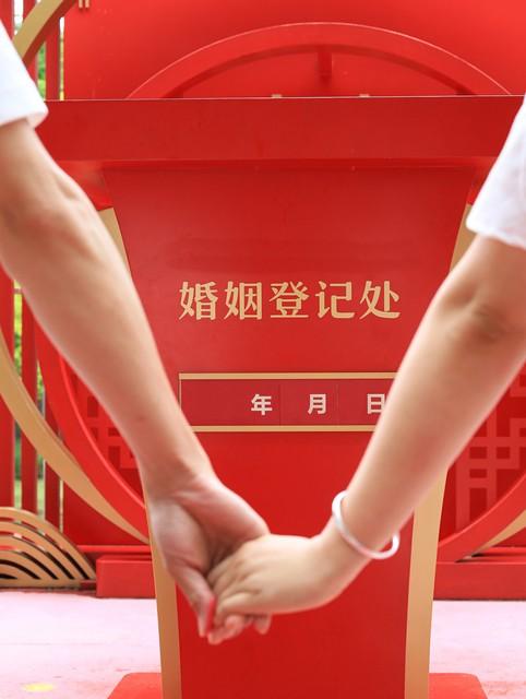 当初95年的头婚老公爱上83年的三婚老婆，这场婚姻可是被不少人看衰。但谁能想到，