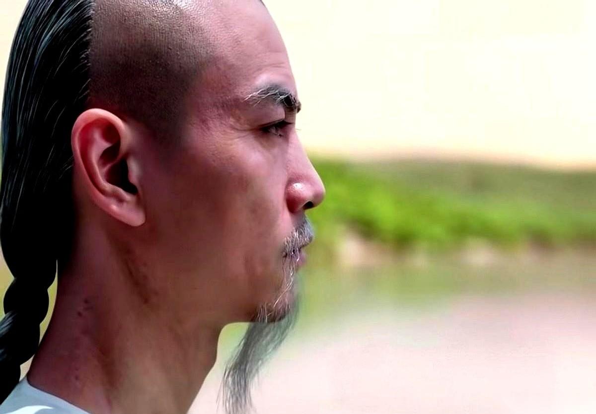 那张1903年的巨额支票，根本不是《大生意人》的结局。那是导演，隔着一百多年，