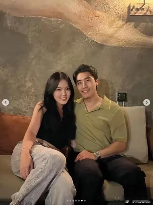 著名主持人李咏的女儿宣布恋情，法图麦已经23岁了，自从李咏去世就一直和自己的导演