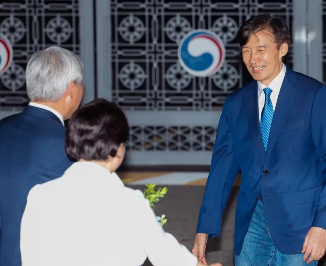 【快讯：韩国第二大在野党祖国革新党前代表曹国在特赦后走出监狱】据韩国《京乡新闻