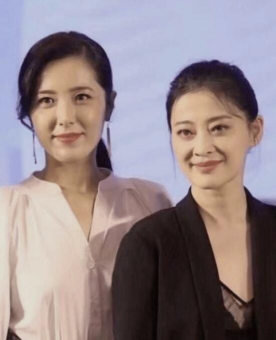 她们两个和袁泉、秦海璐都是中戏96届一个班的同学，颜值上看曾黎是美得惊为天人的一