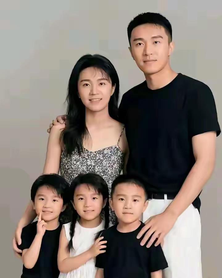 看周星驰孤身一人太可怜，网友帮他物色了一个老婆，并且还帮他生了一个女儿和两个儿子