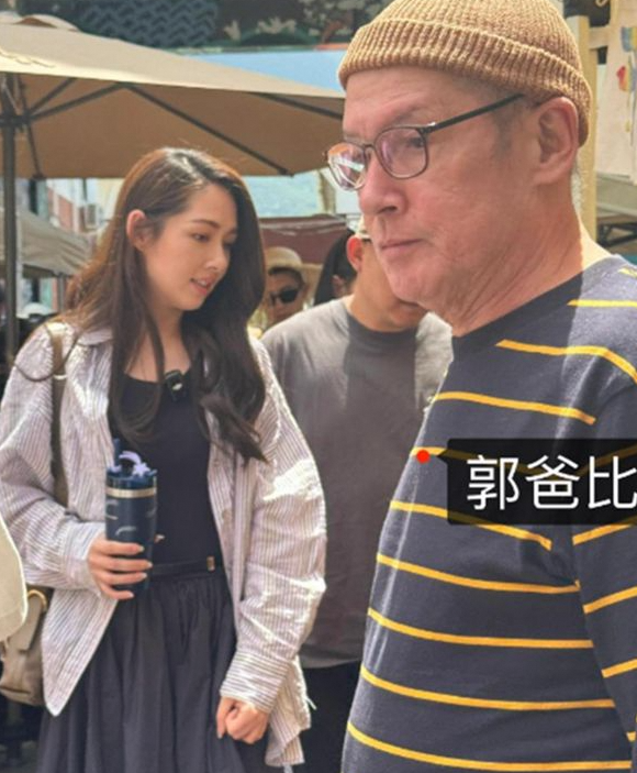 郭碧婷爸爸再入院，郭碧婷带儿女照顾