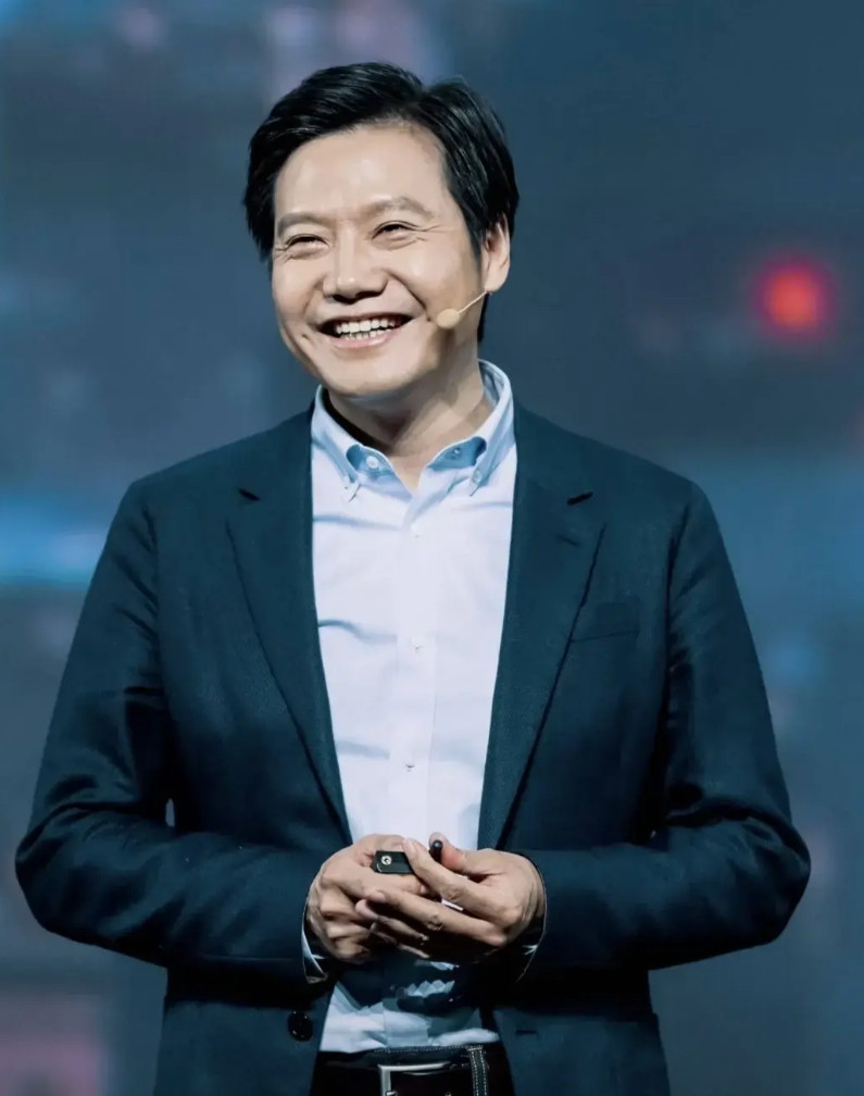 朋友亲眼见过雷军，她和我说了一个大实话，她说雷总其实根本不是视频里那样，我们在视