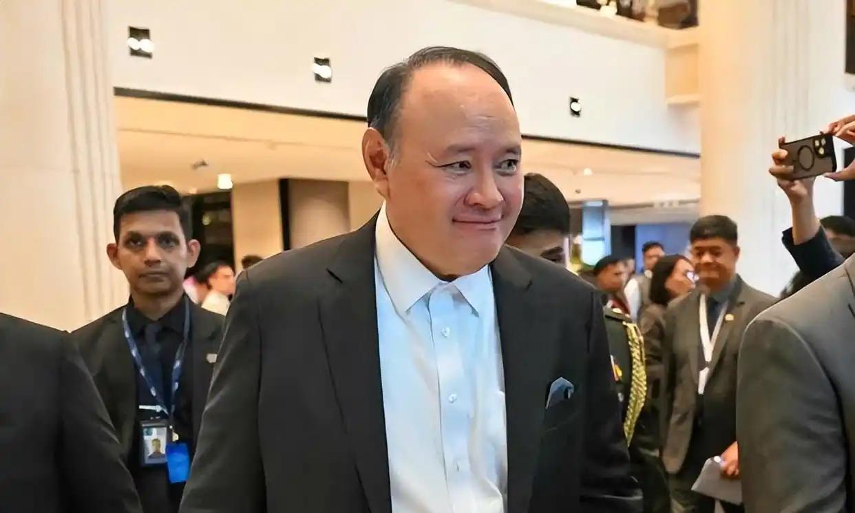 就在同一天，菲律宾做了两个决定。7月7日，菲律宾国防部长特奥多罗在同一场