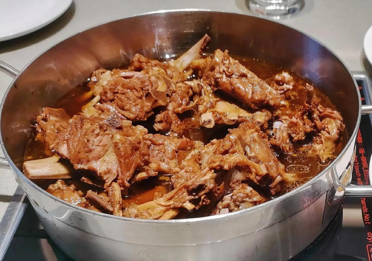 中午吃饭的时间到了，早晨大神说想吃羊蝎子，团购了一张蝎王府羊蝎子套餐卷，我们打算