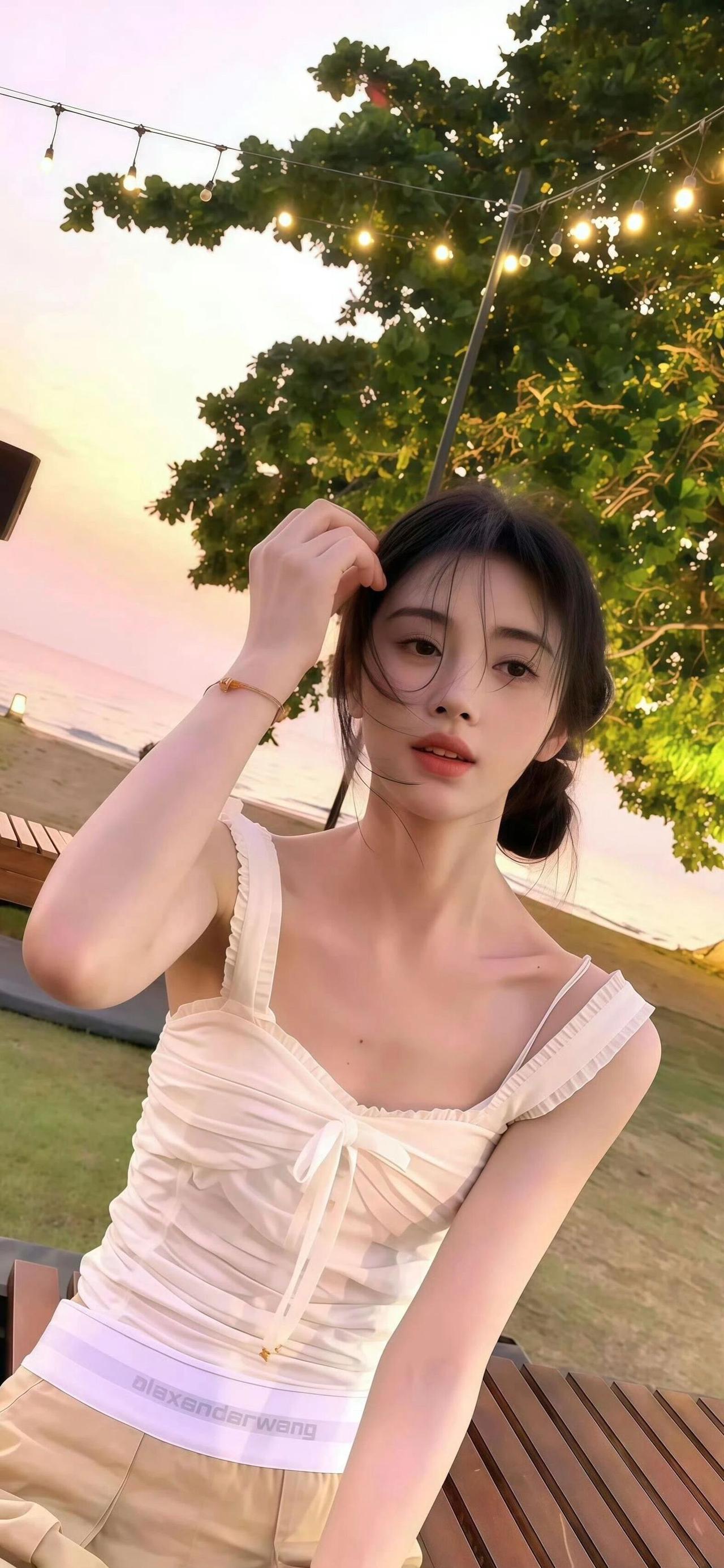 鞠婧祎晚风把灯串揉成星子我把自己，折成两朵小小的花别在发梢喷泉的水声