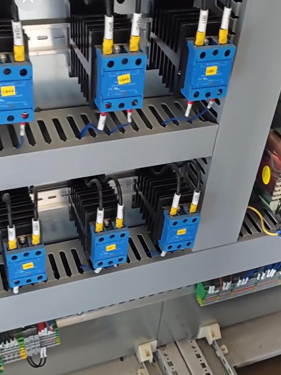 车间新招到一名老电工，听说技术过硬，没有他不认识的电器，没有他修不了的故障！听闻