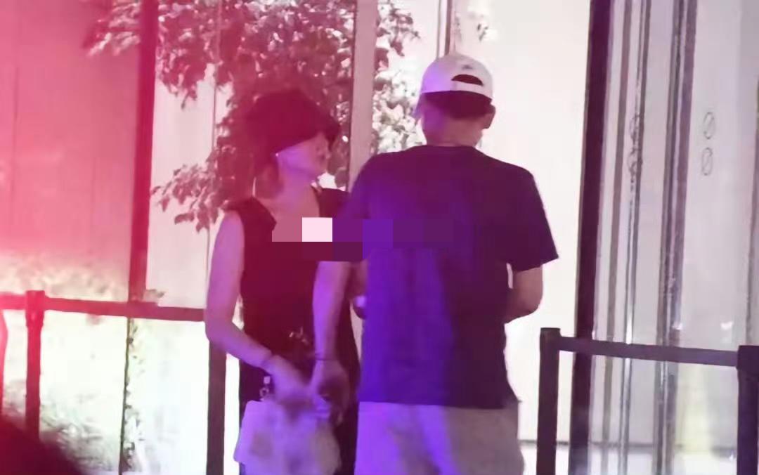 李乃文和老婆牵手外出。最近李乃文很火啊。综艺上频频露脸好评如潮。没曾想近日