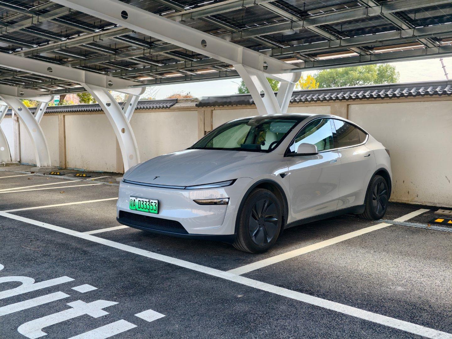 我从一开始不喜欢焕新Y的这个前脸，现在也看习惯了。后来看了特斯拉车机动画明白