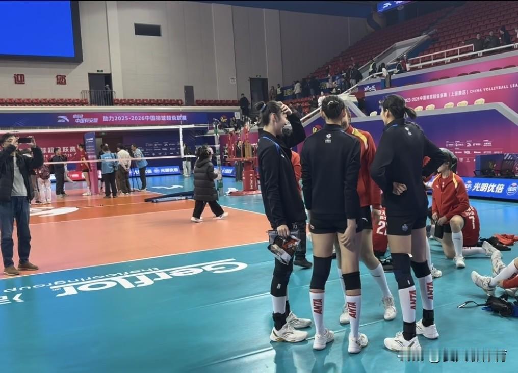 赛后温馨又有爱的一幕！沪苏女排赛后，上海女排国家队的三位副攻去江苏女排这边，探望