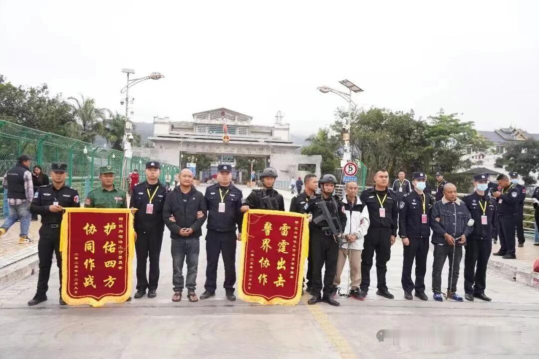 佤邦移交18名网络公司人员！这批人员，可能是从北掸邦军的地盘内抓获。在12月