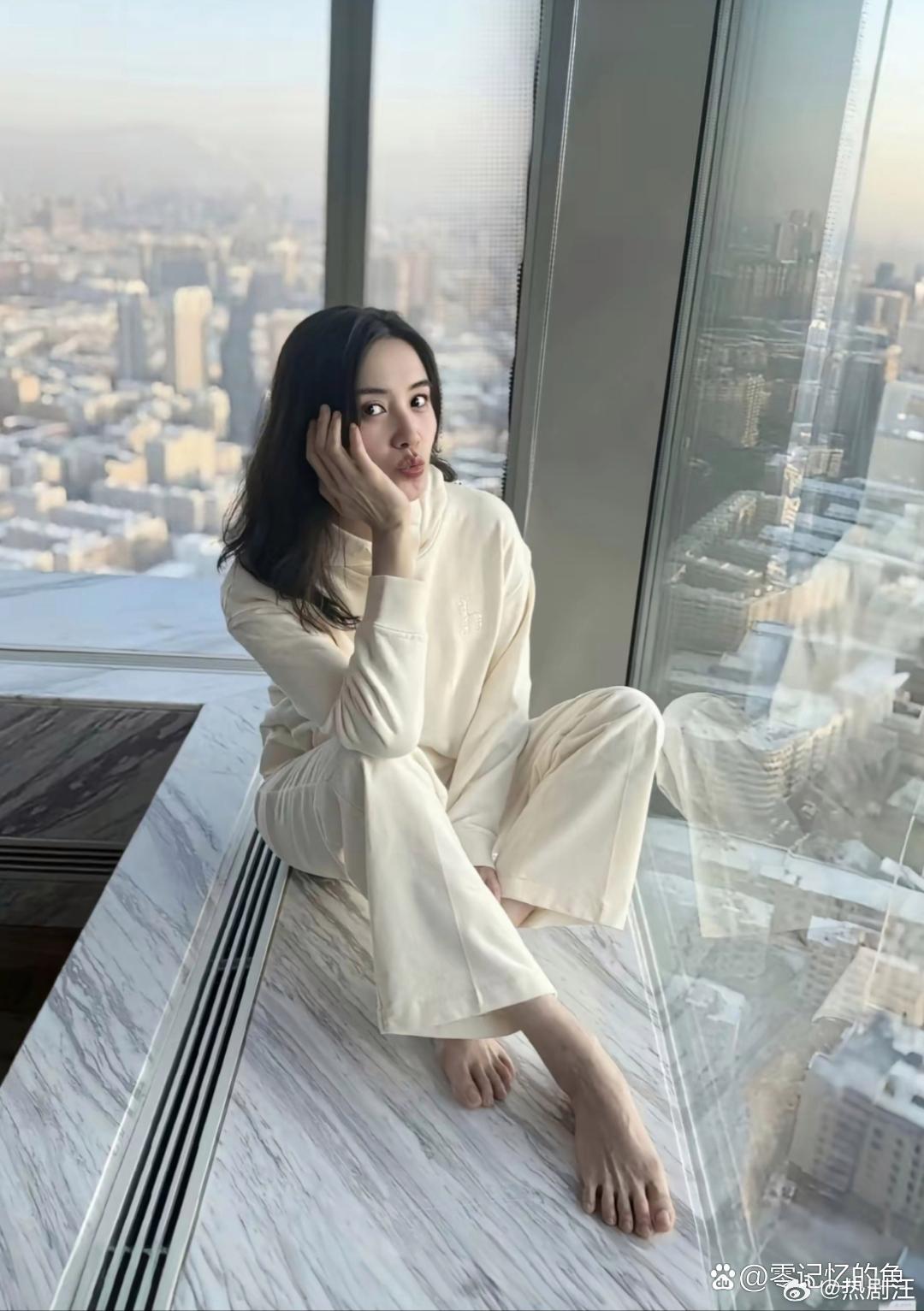 宋佳的脚趾可真长啊。