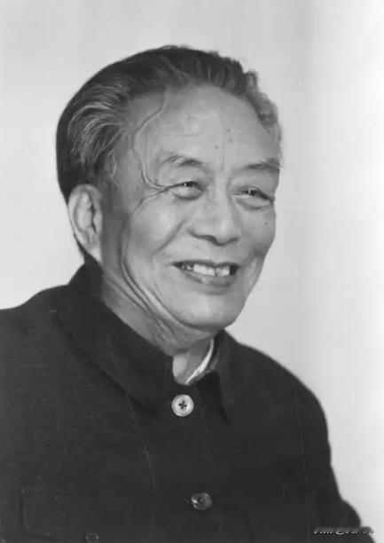 1950年代某天，诗人艾青赴徐悲鸿家做客，酒过三巡后徐悲鸿赠他一幅奔马图。艾青