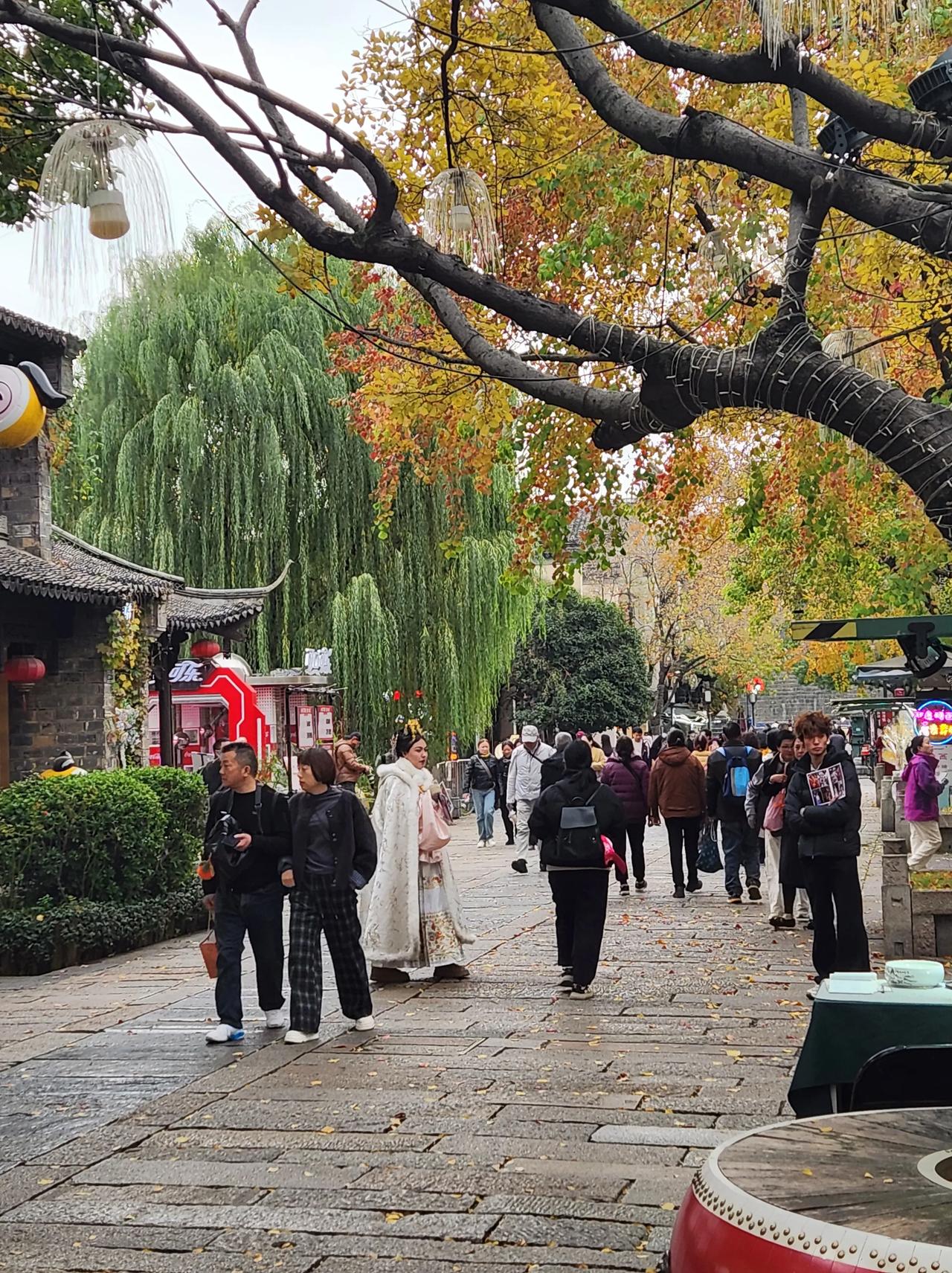 南京的老门东很好玩。找了个星期二去南京老门东玩。本来以为星期二没有什么游客，结