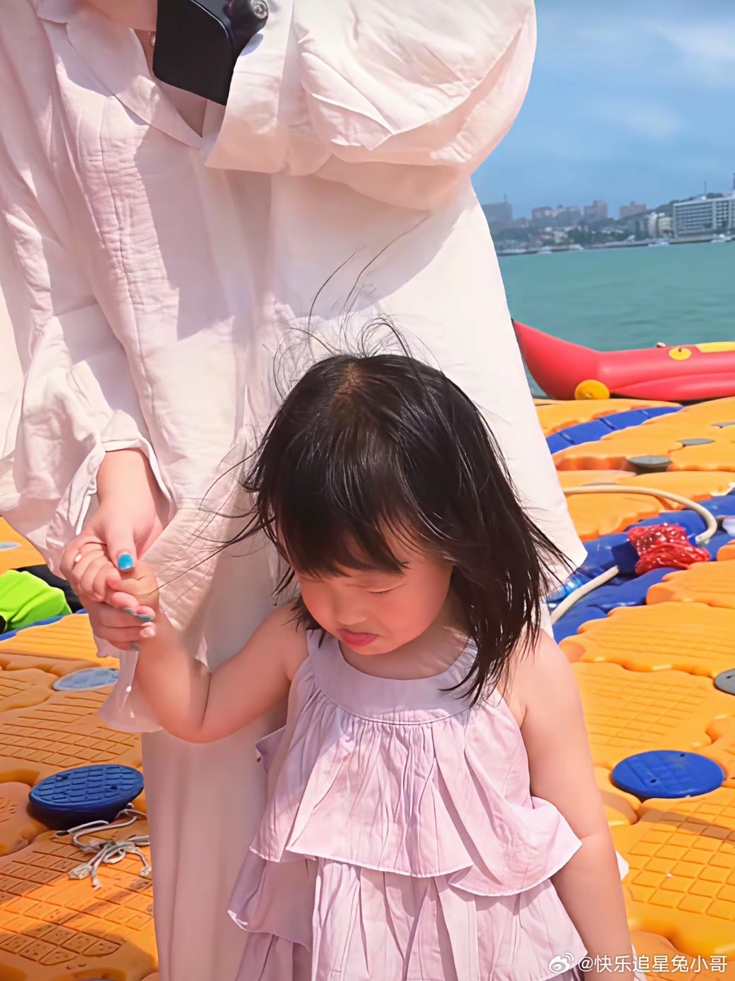 黄一鸣与八块腹肌男相拥玩水，女儿闪闪气的瘪嘴！不知道王思聪看见黄一鸣摸帅哥的八块