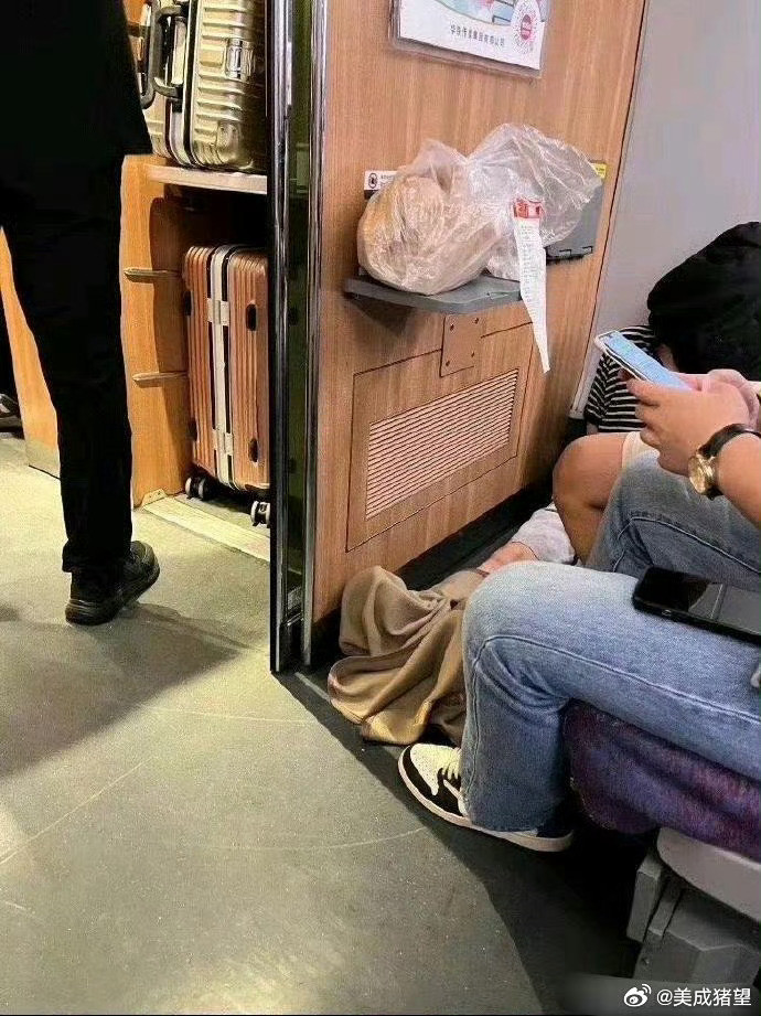 高铁上的恐怖一幕！这是在干啥呀