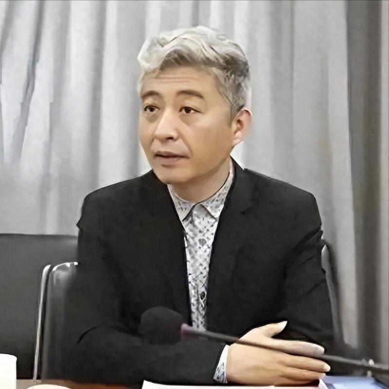 从春晚“钉子户”到全网喊打，他一句话砸了22年饭碗！50岁满头白发，这教训太扎心