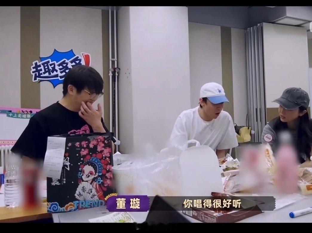 董璇夸张维伊唱得很好听哈哈哈哈哈没想到吧！董璇和张维伊又来在屏幕前撒狗粮了，就