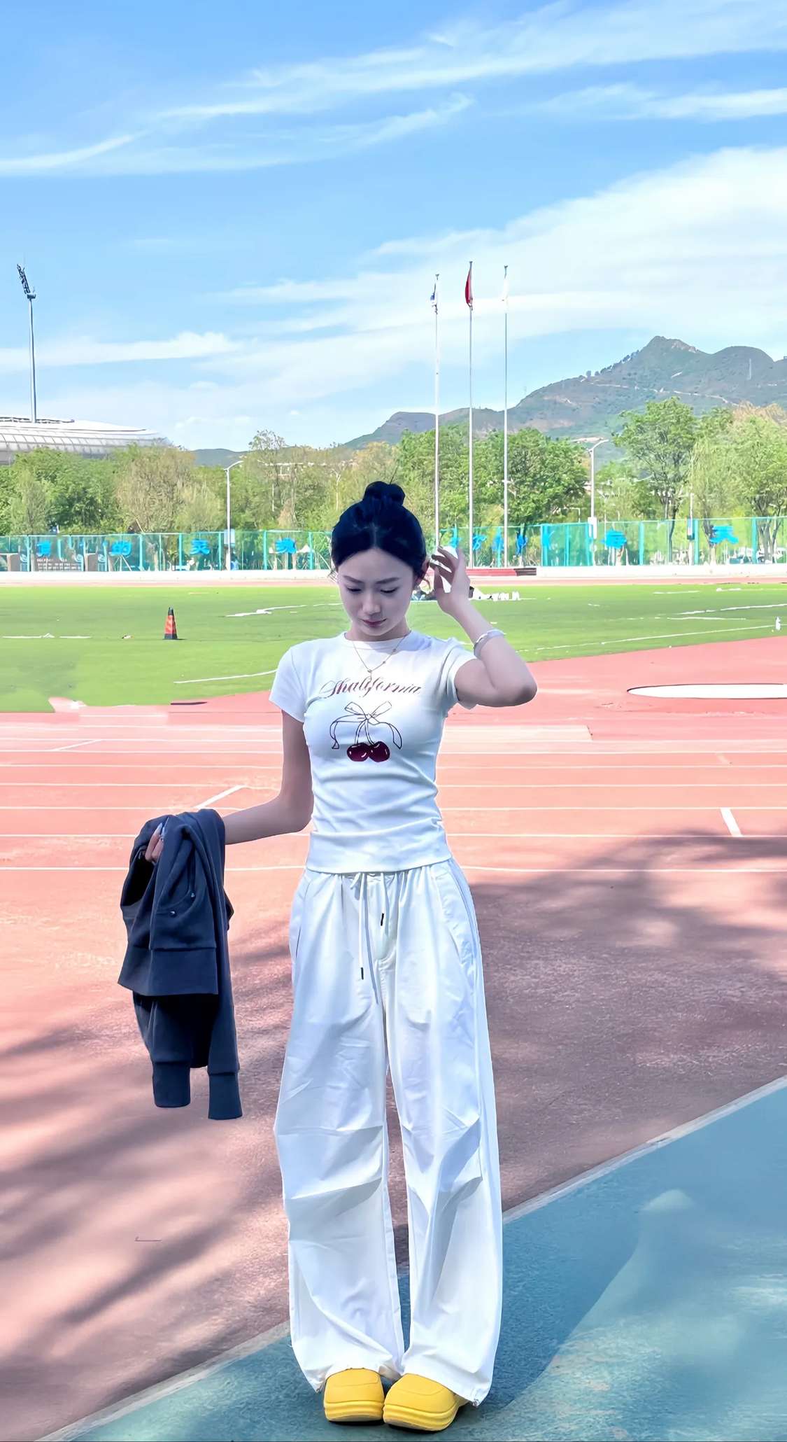 春风吹人醒，万事藏心中。