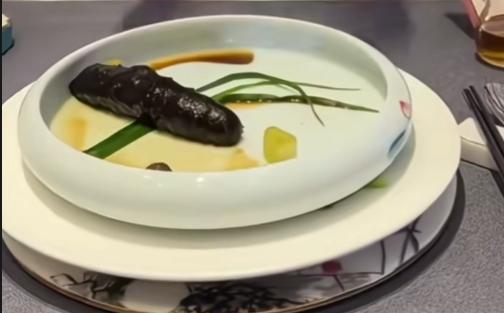 第一眼，这是大便？内热，有点干第二眼，盘子里，还有一根韭菜，菜？再仔细看看，