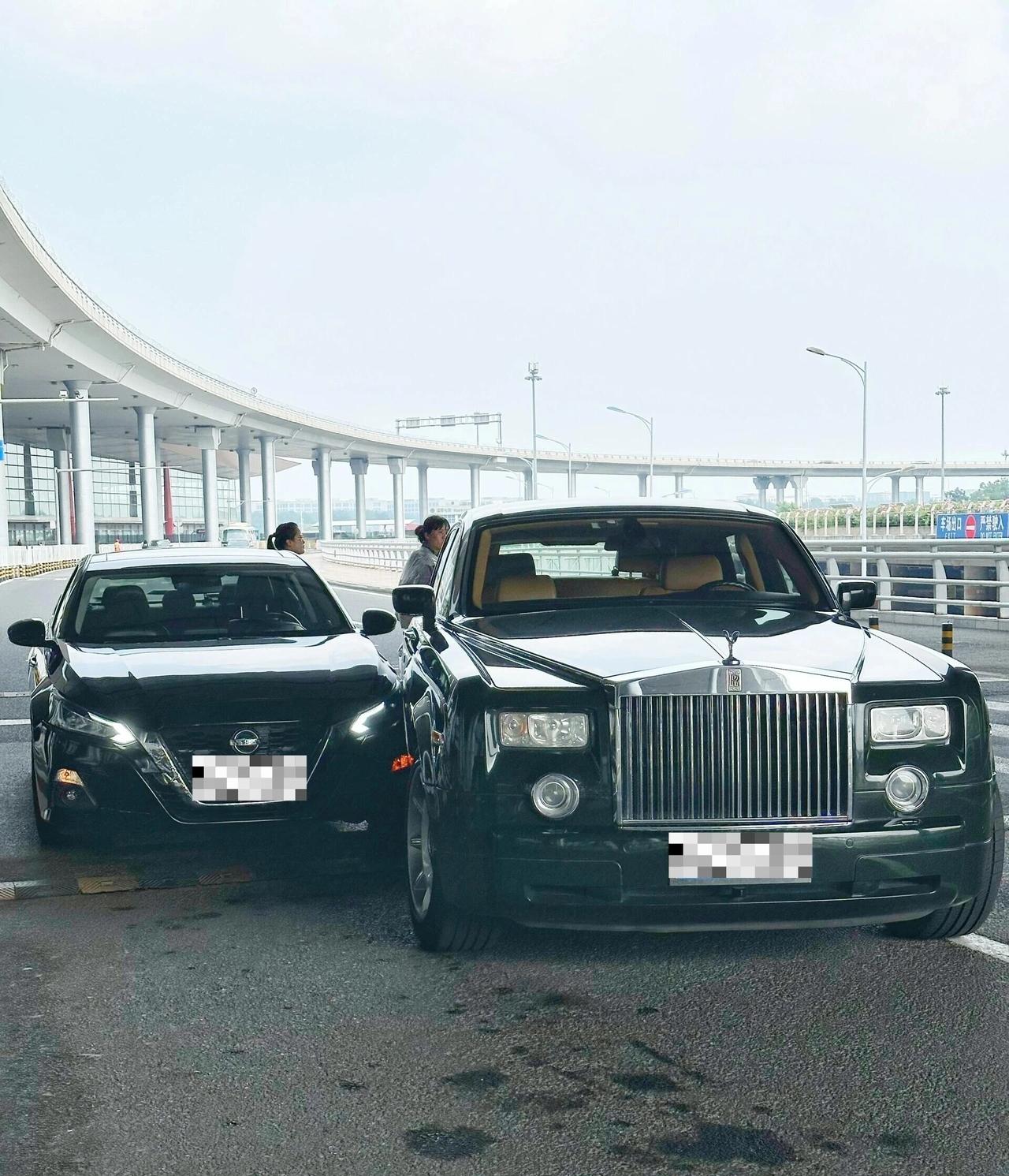 这一撞修车费要百万？劳斯莱斯真的该负全责吗？看地上的线应该是劳斯莱斯全责吧，半岛