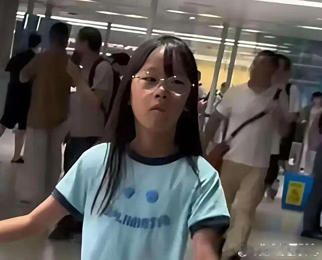 伊能静和秦昊的女儿小米粒，这是一点没遗传妈妈的好基因，妥妥的小秦昊