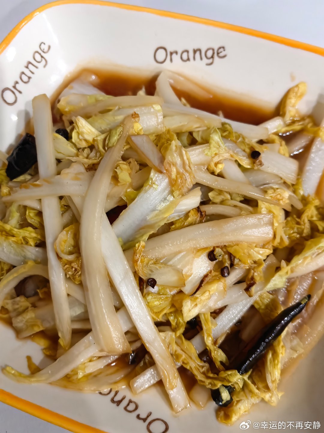 午餐出图，酸辣白菜，毛豆炒肉丝，大米饭菜是昨天晚上做的一般晚上我会炒两个菜一荤一