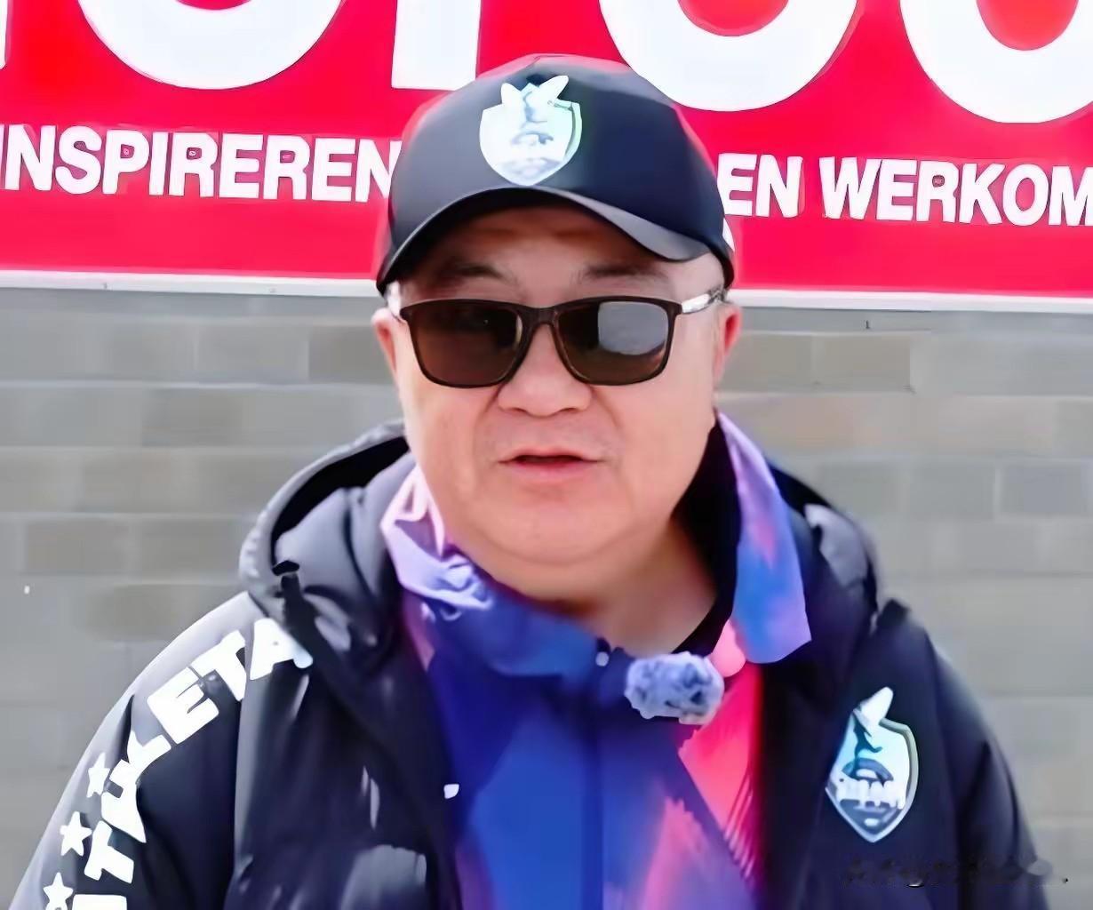 董路带队在上海训练，场边有个孩子和爸爸看了一天，董路问他，“你带鞋了吗？上场试试