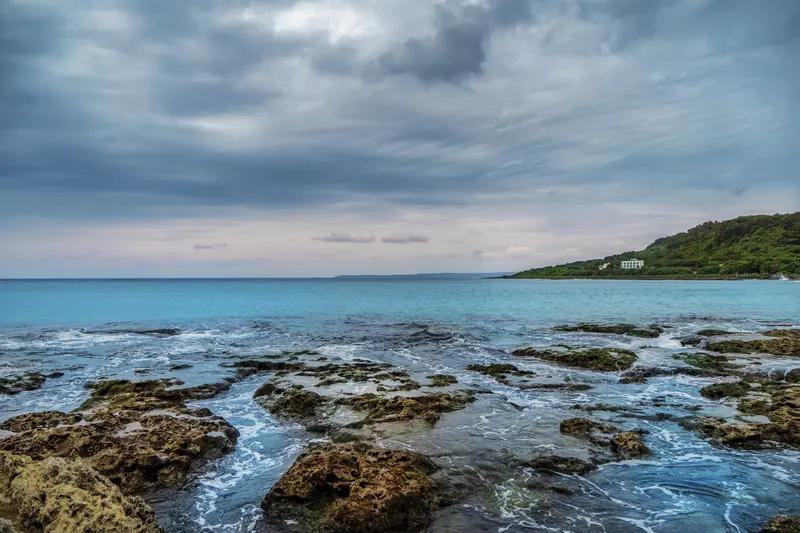 一提到台湾，首先想到的就是那美丽的自然风光。垦丁的碧海蓝天，清澈的海水拍打着细腻