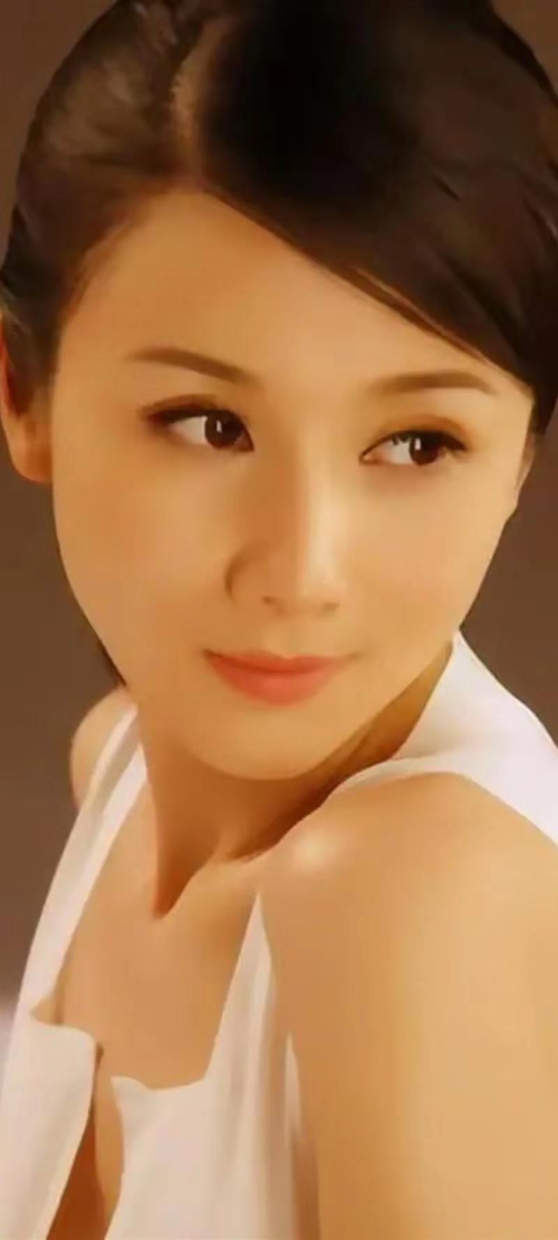 女演员孙菲菲于2010年被剧组人员殴打，脑震荡与毁容的厄运随之而来，而后遭到封杀