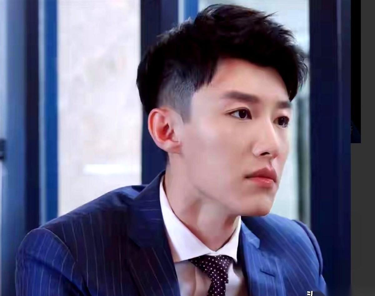 代旭这岳父，真是让人看不透。岳父是北京人艺的国家一级演员，人脉深厚。可这么多