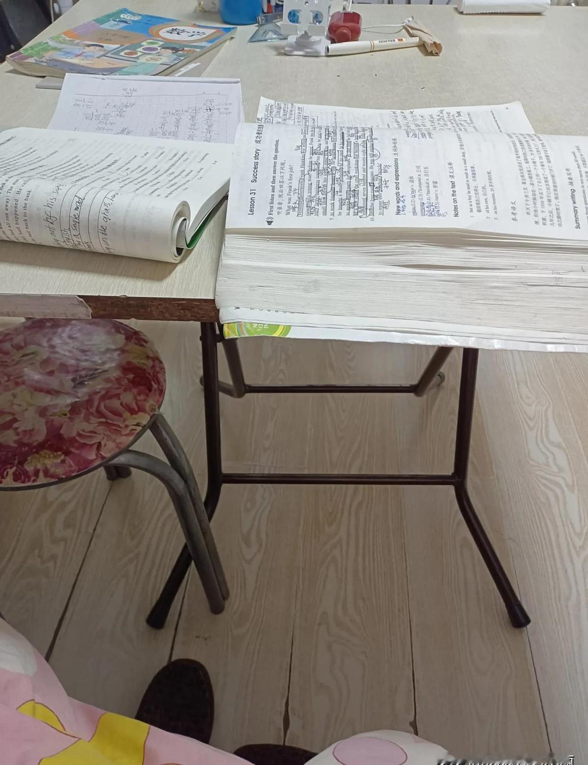 别再给孩子报班了，真不是鸡汤。鸡娃没用，只会让孩子累垮。家长焦虑，孩子背锅，