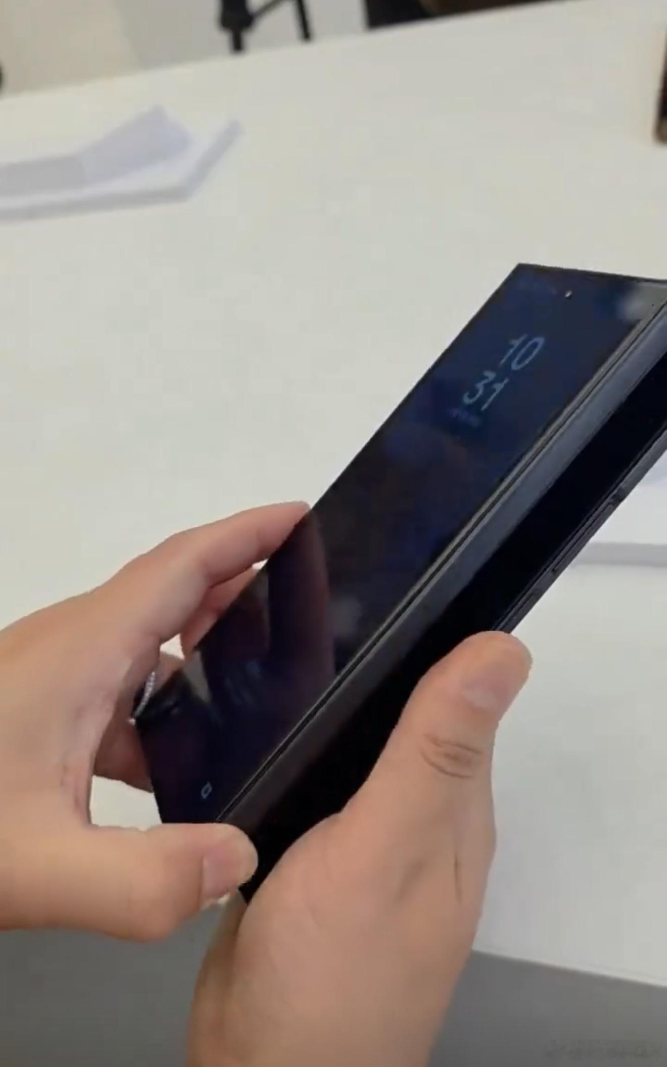 罗永浩谈三星三折叠除了抽象的外屏之外三星三折叠还有几个特点厚大边宽，十分粗糙