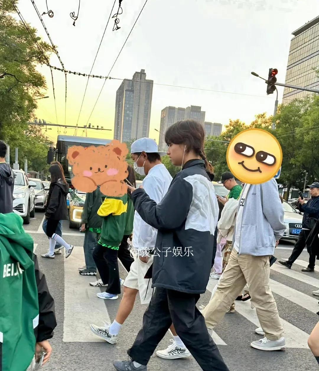 白百何大儿子元宝的近照近日被网友偶遇并记录下来。17岁的元宝个子很高，扎着小辫的