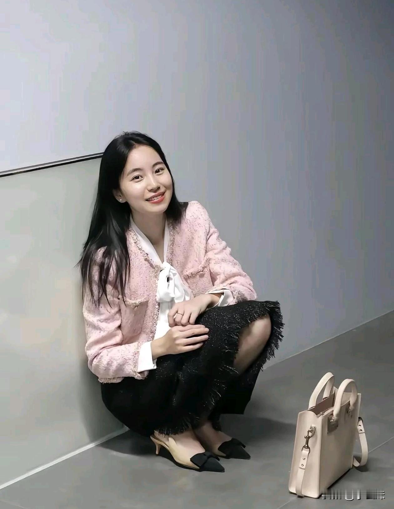 不得不说，年轻时候，肯定是一个美人胚子！