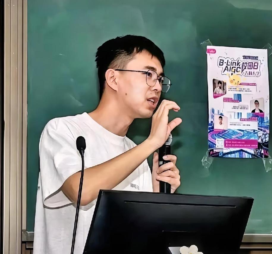 北航那位导师，这回估计肠子都悔青了。当初他眼里那个“没出息”、好欺负、甚至连毕