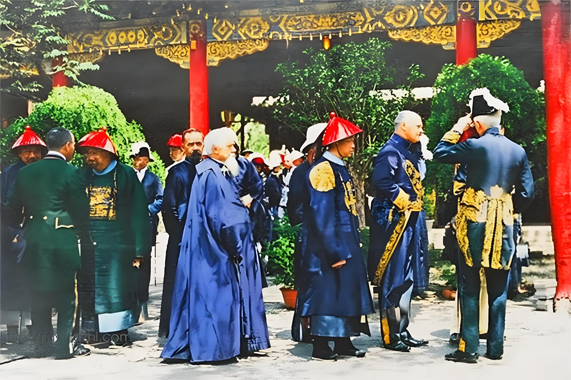 1911年6月22日，外务部的大臣们去英国驻华使馆参加庆祝英王加冕的活动，那桐（