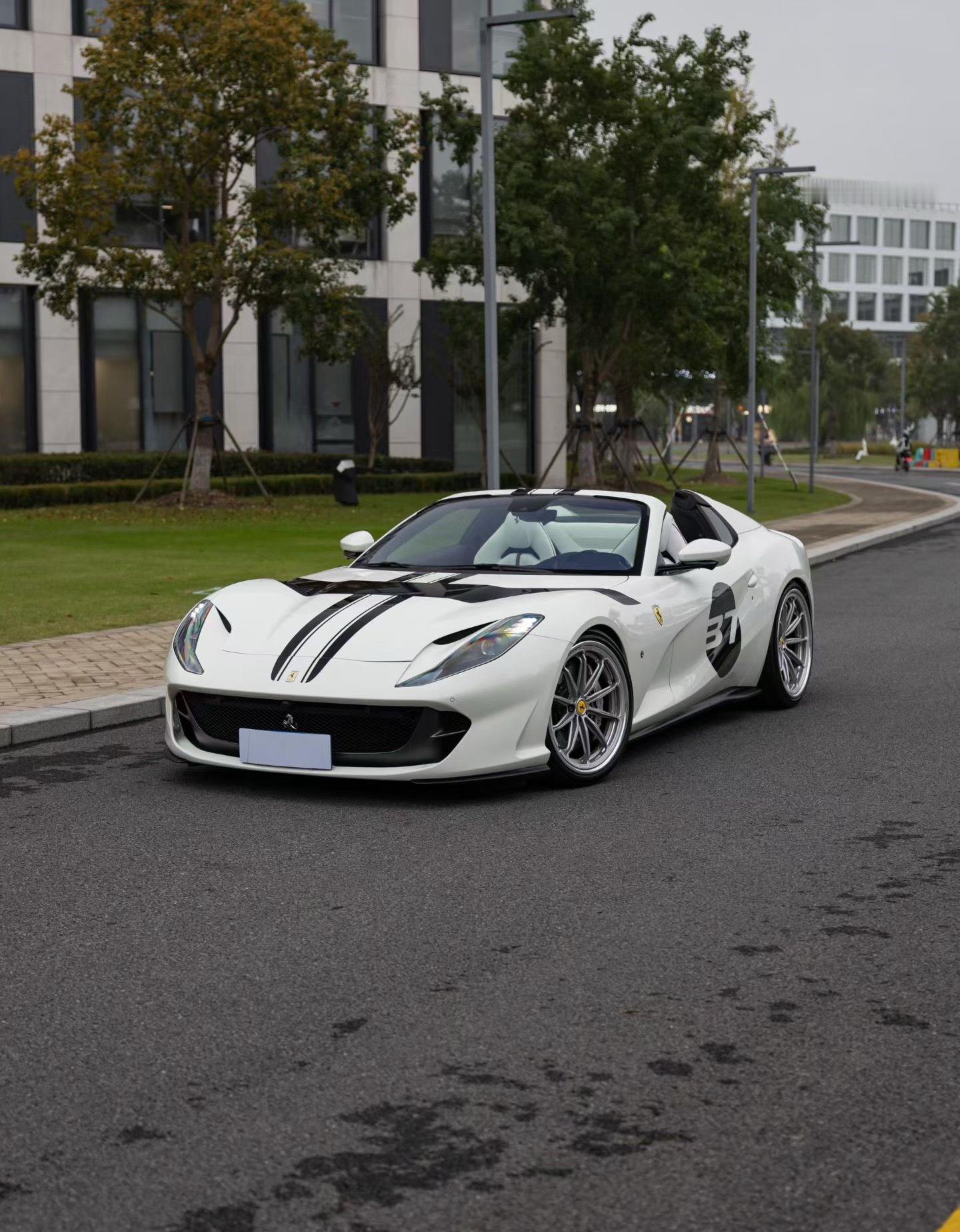 这台法拉利812GTS配色、给V12敞篷超跑增添几分优雅。二手车市场无论是法拉