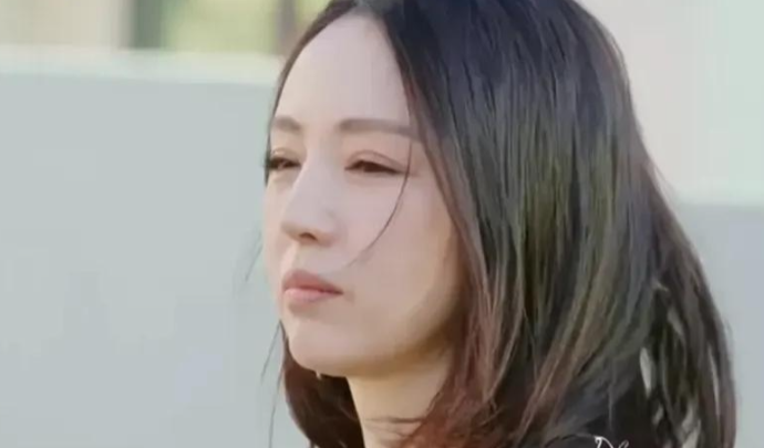 董璇后悔结婚了。她在综艺里随口说，和张维伊结婚是她做过“最冲动的事”。在备采时
