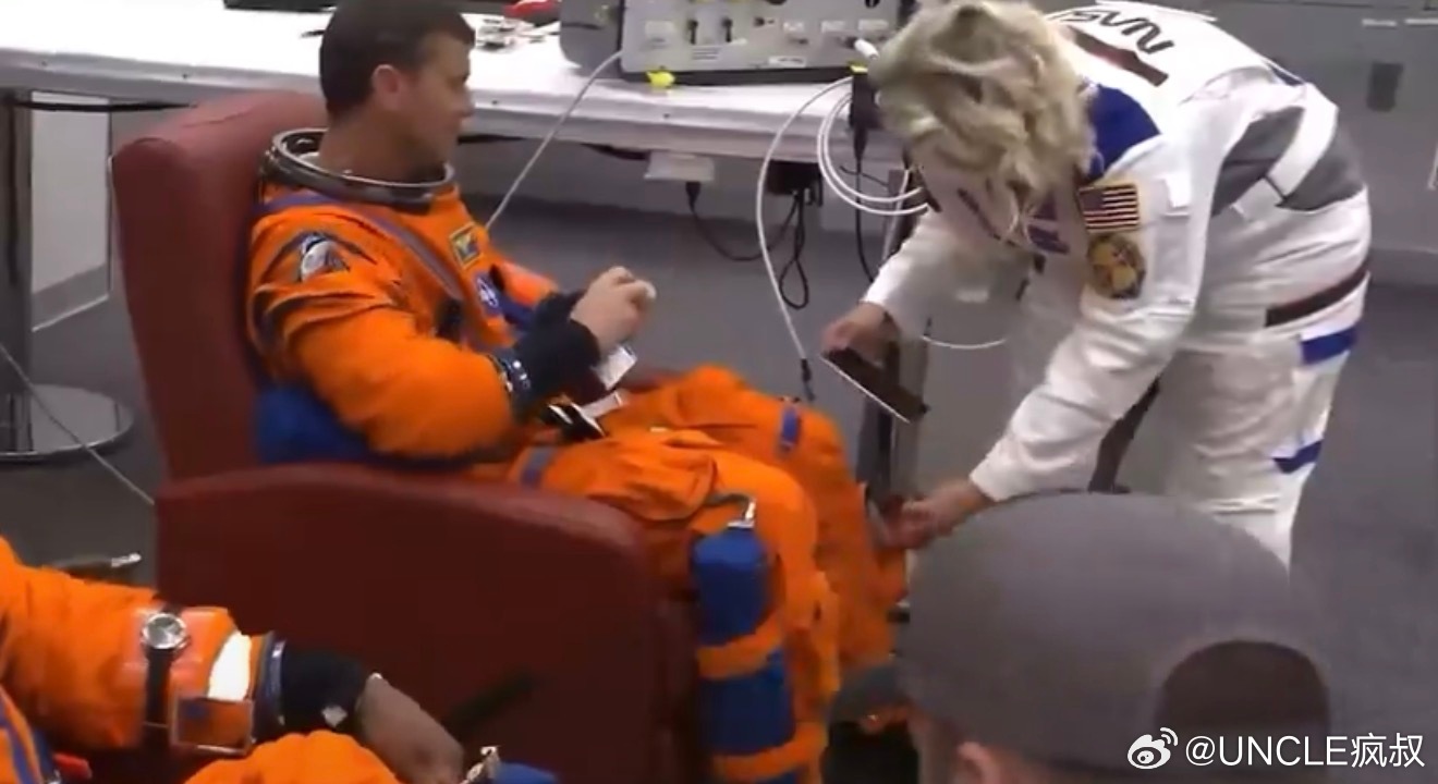 阿尔忒密斯2号升空了，去执行人类第二次重返月球的任务。这次NASA同意宇航员携带