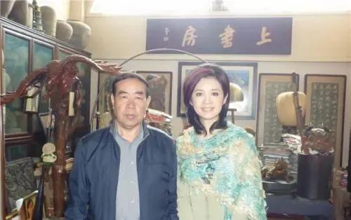一次，贾平凹逛旧书摊时发现一本泛黄的《废都》，刚翻开第一页就看到了“赠某某兄”，