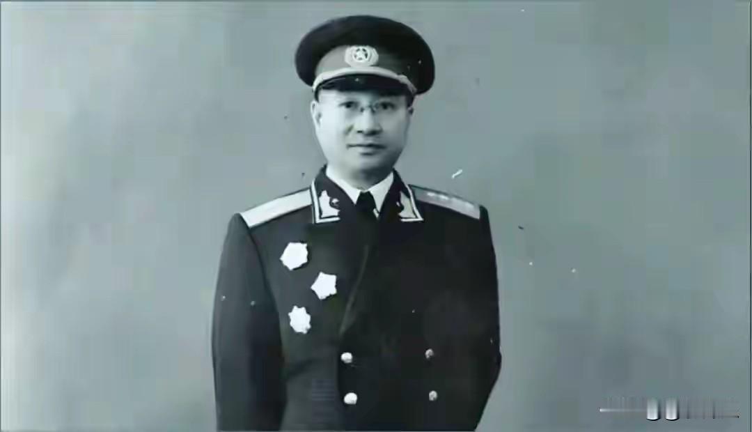 1955年授衔宴，陈赓吹牛被当众拆穿！108封战地情书，藏着最催泪的铁汉柔情