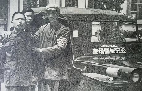 1949年11月30日晚，重庆的特务们按计划撤离市区，躲入一个山洞，毛人凤一看，