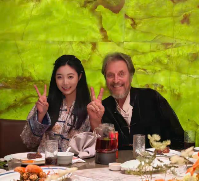 马斯克老爸现身上海，一身中式外套还会打麻将这老爷子名叫埃罗尔·马斯克，今年都8